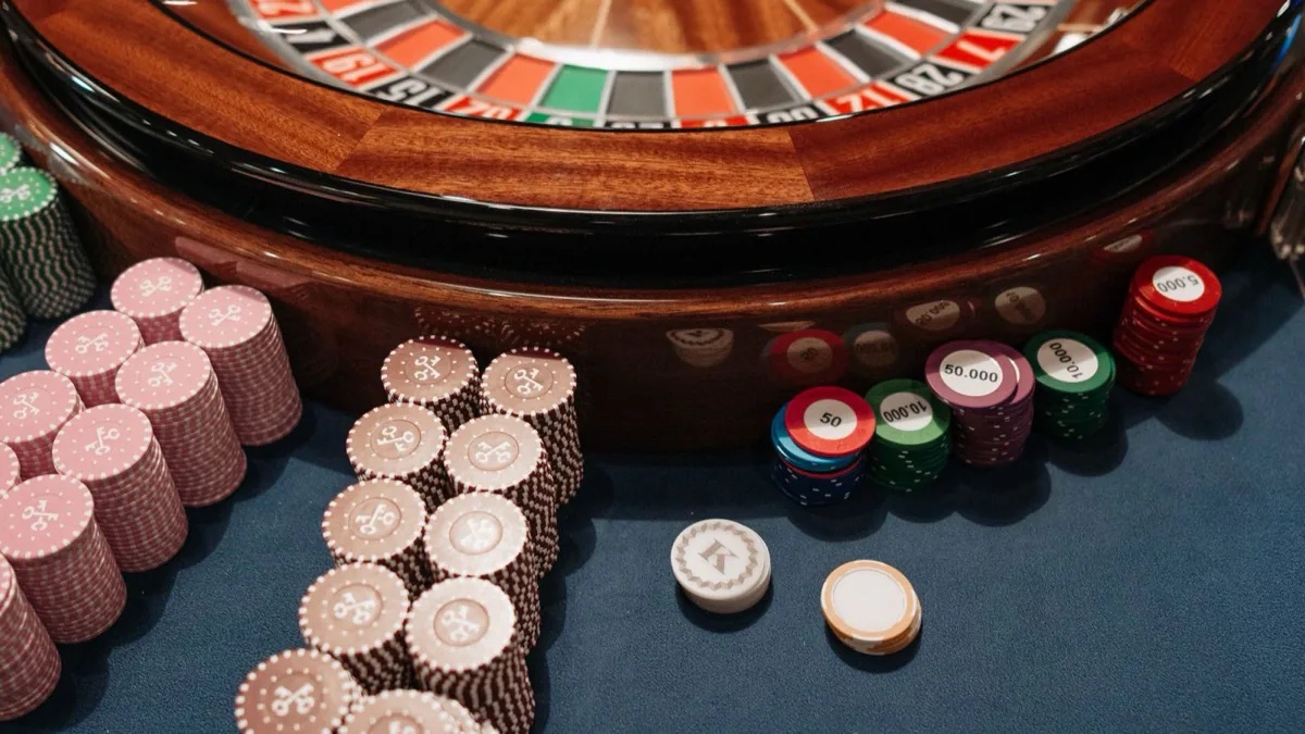 Ruleta a žetony na zeleném herním stole